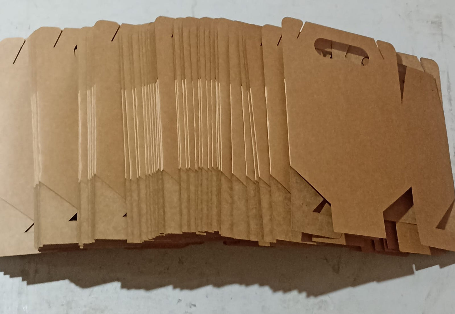 Caja tipo maletin o lonchera medidas: 19x9x12 cms
